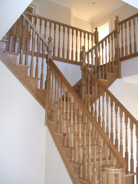 A solid oak stairs (Picture 2).jpg